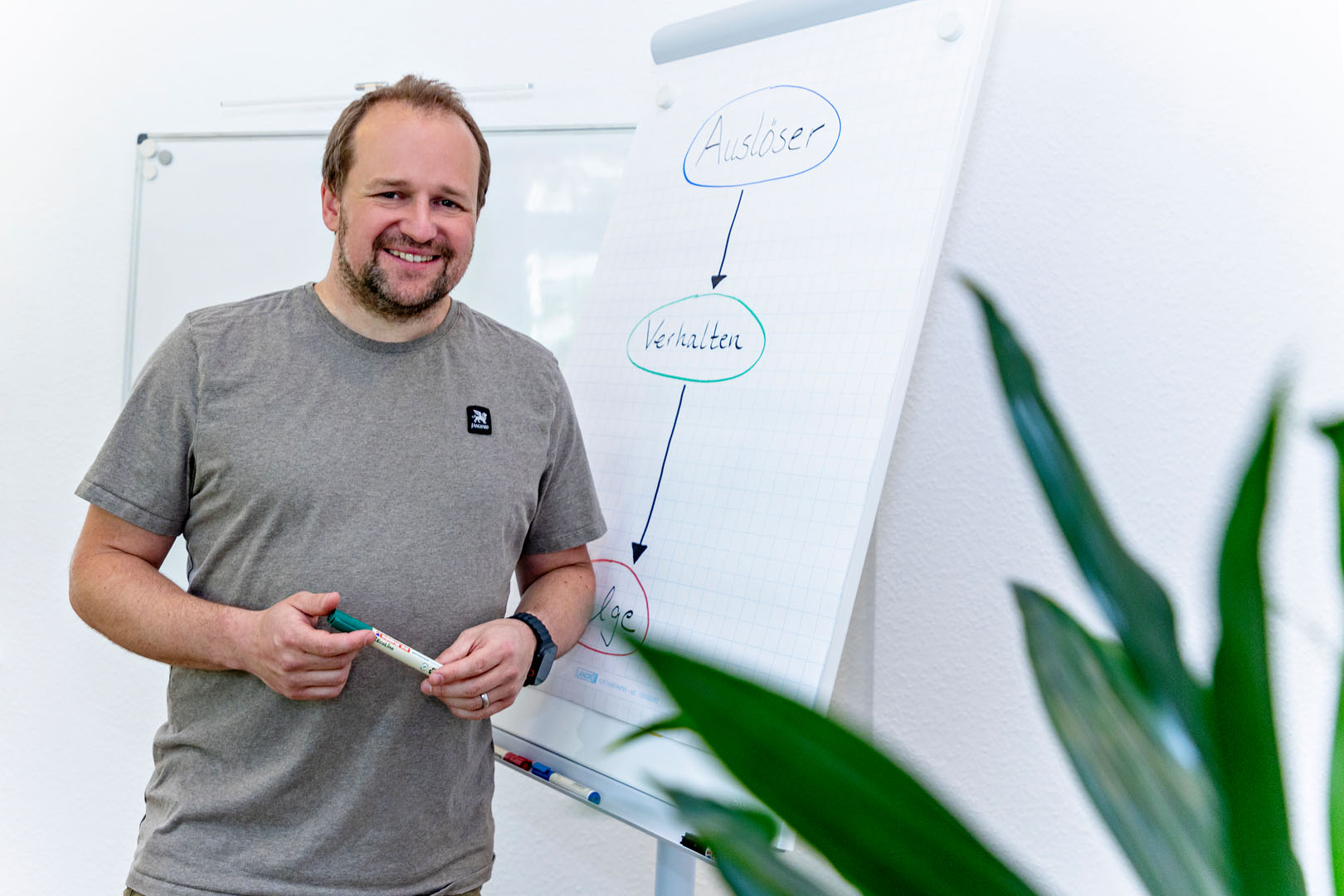 Psychologe Dominic P. Lita vor einer beschriebenen Tafel in seiner Praxis in Osnabrück