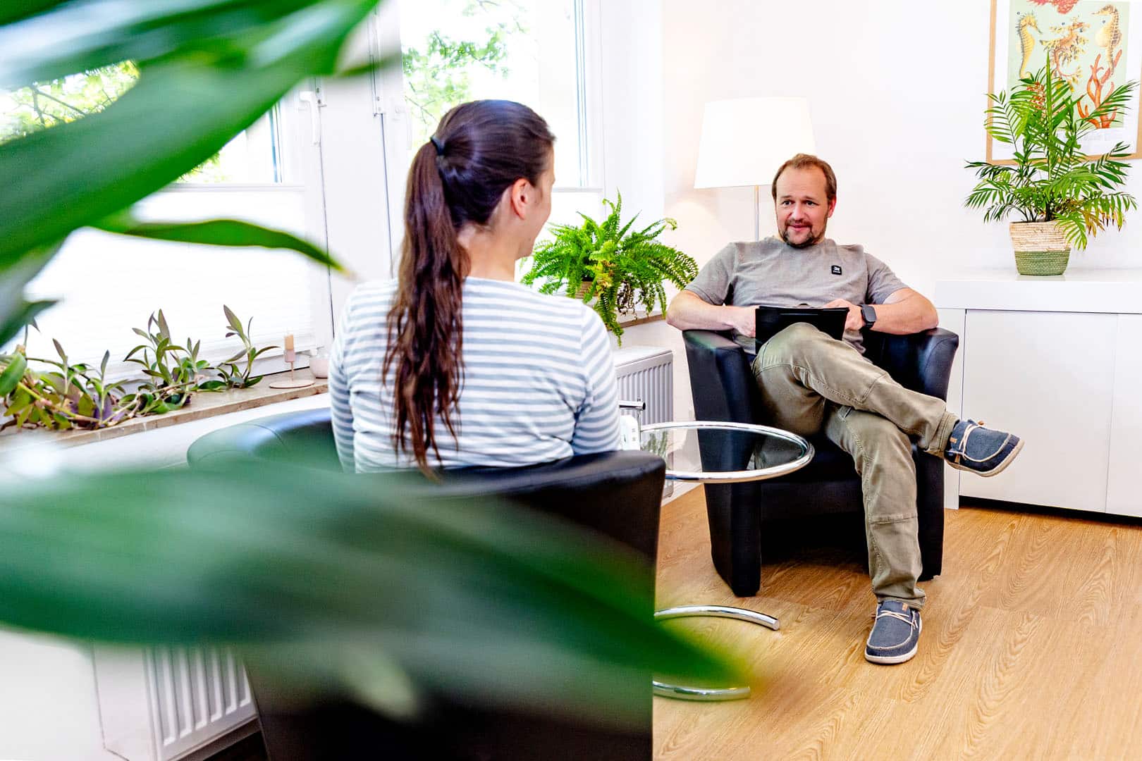 Individuelle Therapie Psychotherapeut Dominic P. Lita sitzt mit einer Patientin im Behandlungsraum in Osnabrück